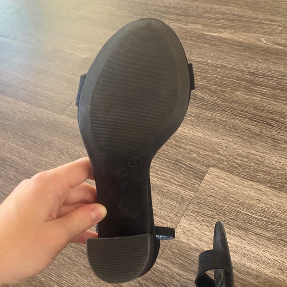 Lulu’s Heels - Picture 3 of 3